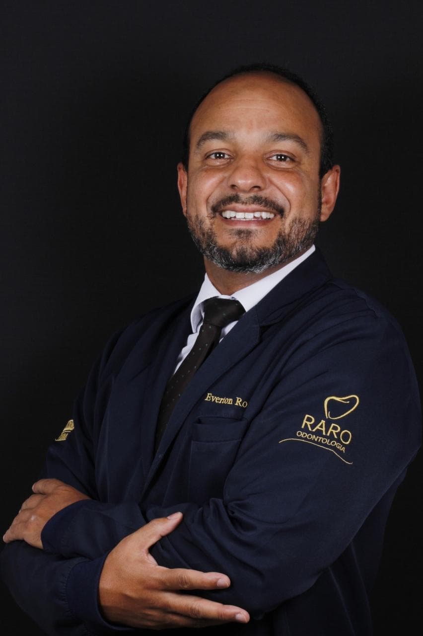 Dr. Everton Rodrigues, especialista em implantes dentários e próteses da Raro Odontologia